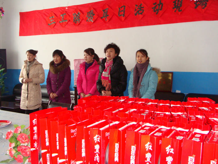 2009年高總帶領(lǐng)公司員工慰問昌吉敬老院孤寡老人